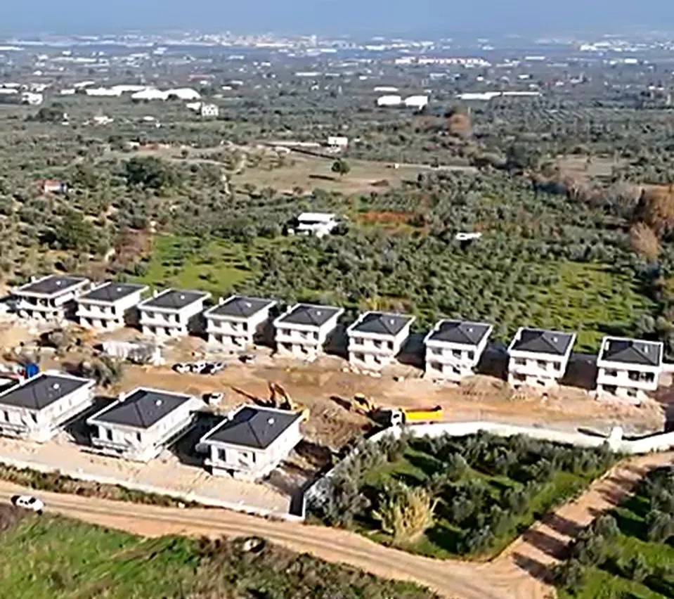 Zeytinliklerin arasında tamamlanan villa yerleşimi