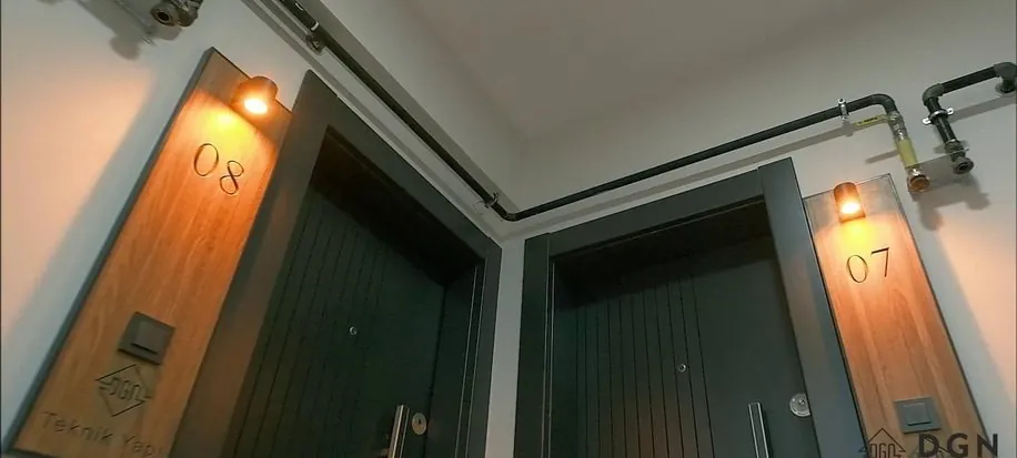 Kat holü — ahşap kapı numaralıkları ve çelik giriş kapıları
