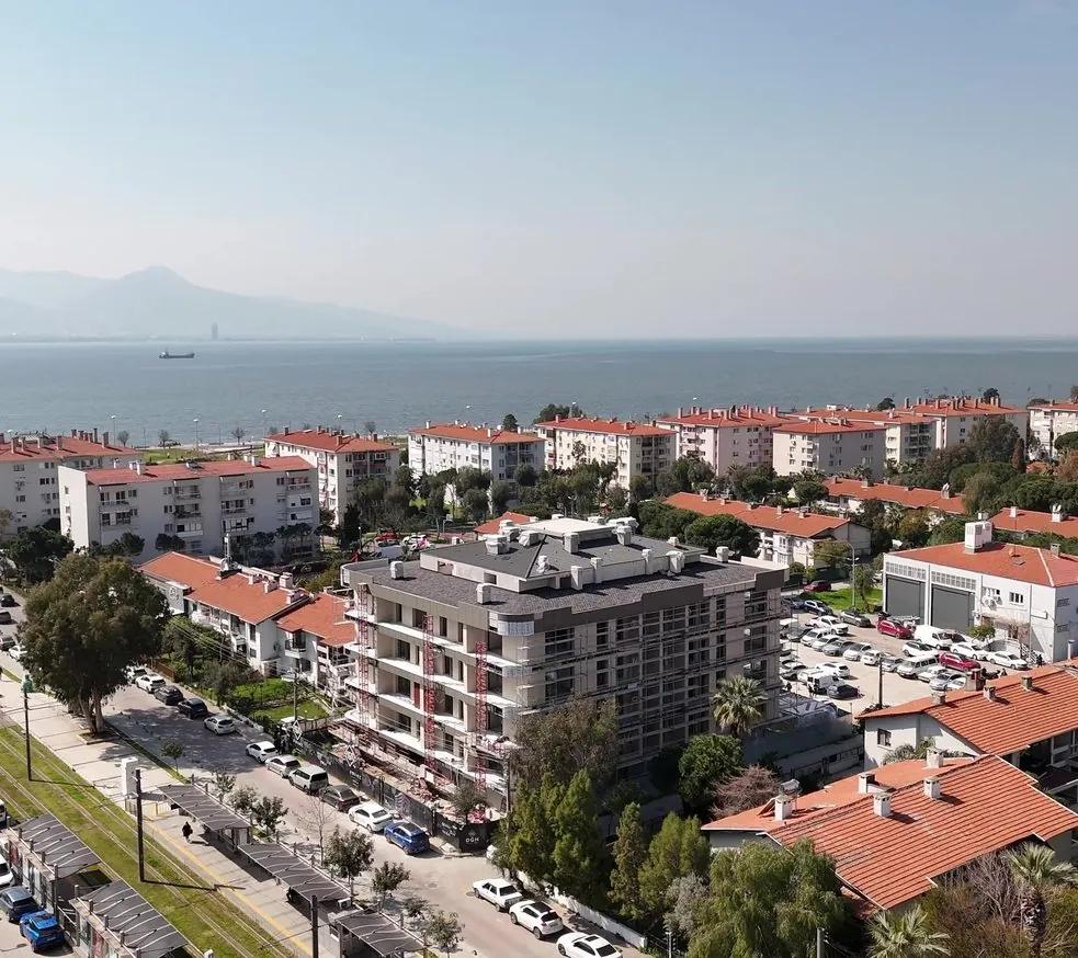 İzmir Körfezi'ne ve yarımada silüetine uzanan konum