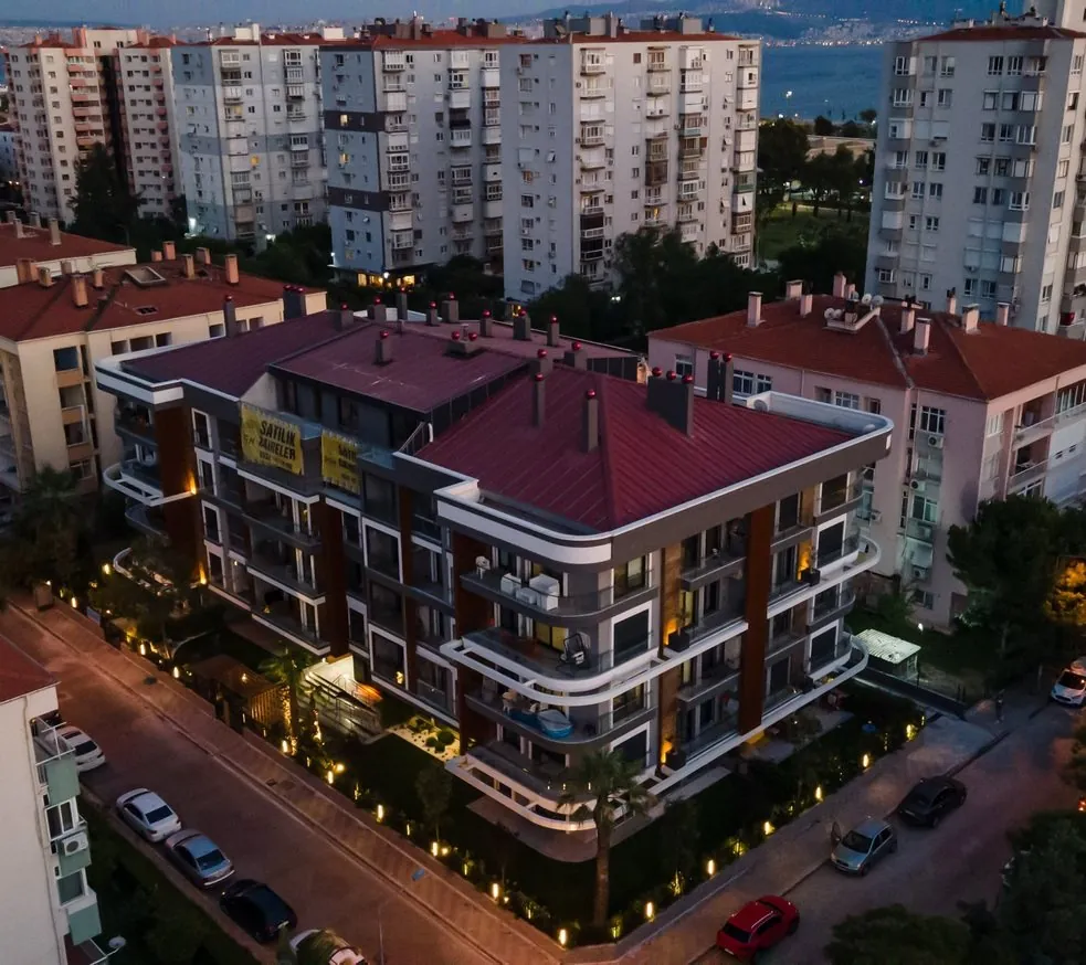 DGN Suites Bostanlı — akşam saatlerinde proje sahası